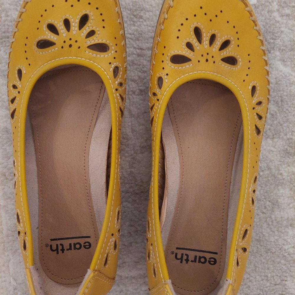 WOMEN'S CASUAL SHOES - SIZE 7.5
